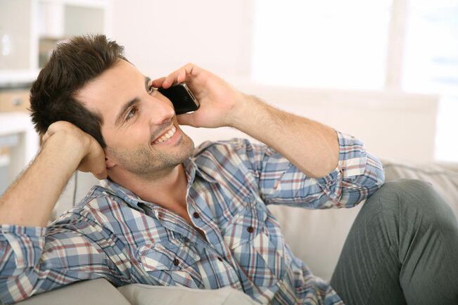 Osećajući uzbuđenje, muškarac će dugo razgovarati sa ženom telefonom